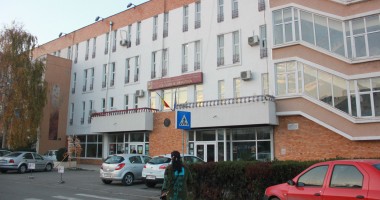 Stire din Cultură-Educație : "Inimi pentru inimi". Bunici și foști profesori se reunesc la Colegiul de Artă