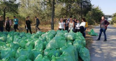 Stire din Cultură-Educație : Elevii din Mangalia au strâns gunoaiele din oraș