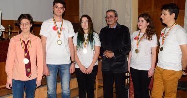 Stire din Cultură-Educație : 15000 EURO OLIMPICII, 10 000 EURO cei de 10! PNL Constanța solicită majorarea consistentă a recompenselor pentru elevi