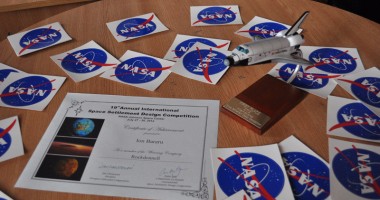 Colegiul "Mircea" a populat... Universul - 2