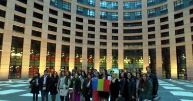 Stire din Cultură-Educație : Elevi de la Colegiul Pedagogic, parlamentari europeni pentru o zi