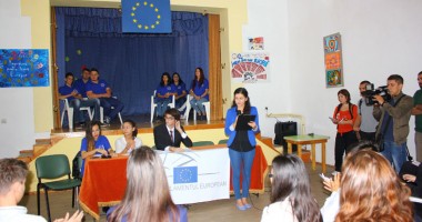 Stire din Cultură-Educație : "Europarlamentarii" de la Colegiul Pedagogic au votat legi și amendamente