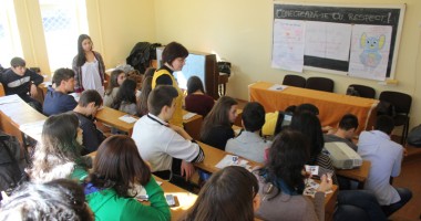 Stire din Cultură-Educație : Cum devin elevii victime ale internetului