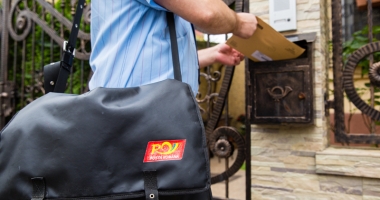 Coletele eMAG livrate și de Poșta Română
