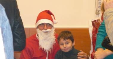 Stire din Sănătate : Copiii de la secția de pediatrie primesc colindători