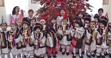 Stire din Cultură-Educație : Colindătorii își fac apariția în Orășelul Copiilor