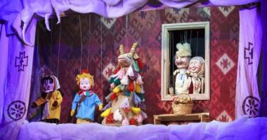 Stire din Cultură-Educație : Colindătorii poposesc pe scena Teatrului "Căluţul de Mare"