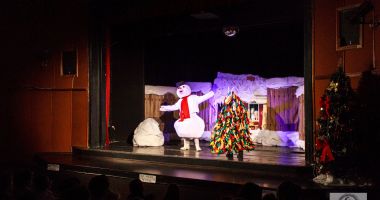 Stire din Cultură-Educație : Colindătorii urcă, din nou, pe scena Teatrului „Căluţul de Mare”