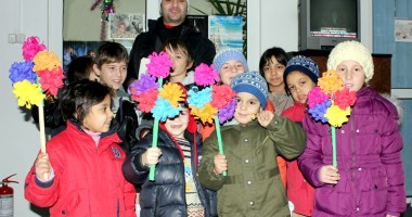 Stire din Cultură-Educație : Copiii de la "Micul Rotterdam" au colindat, din nou, redacția "Cuget Liber"