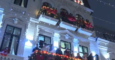 Stire din Social : Colinde de la balcon! Magia Crăciunului a cuprins centrul vechi al Constanței
