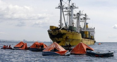 Stire din Actualitate : Coliziune între un cargo și un port-container la Hong Kong - 11 marinari dispăruți