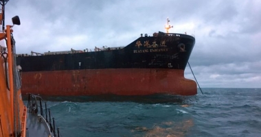 Stire din Economie : Coliziune între un tanc petrolier și un bulk-carrier