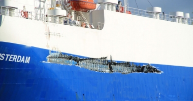 Coliziune între un car carrier și un portcontainer