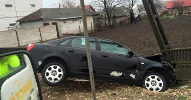 Stire din Eveniment : Coliziune violentă  în Valu lui Traian.  O mașină s-a înfipt în stâlp