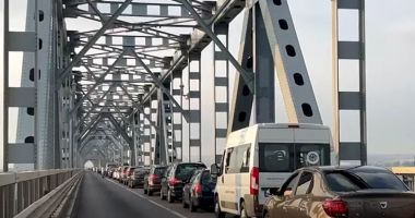 Stire din Social : Înarmați-vă cu răbdare! Coloană de mașini de 4 km pe sensul de ieşire din România spre Bulgaria, pe Podul Prieteniei