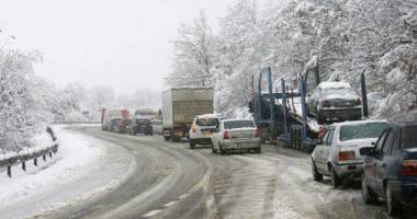 Stire din Eveniment : Viscol în România / Autocar cu 33 de persoane din Republica Moldova, derapat în Buzău