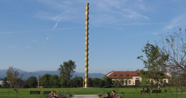 Stire din Cultură-Educație : După 33 de ani, Ansamblul Monumental „Calea Eroilor“ de la Târgu Jiu, a intrat pe Lista Patrimoniului Mondial UNESCO