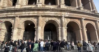Stire din Actualitate : Accident îngrozitor la Colosseum. Un american s-a tras în țeapă încercând să facă „un selfie de neuitat”