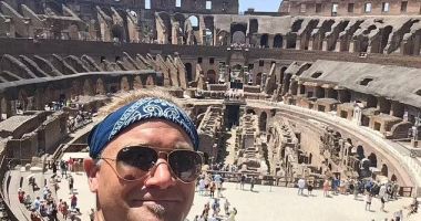 Stire din Actualitate : Doi tineri filmați când își scriau numele pe Colosseum: „Oricine ar fi ei, sunt idioți!”