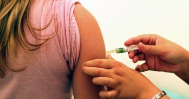 Stire din Sănătate : Încă vă puteți vaccina gratuit împotriva cancerului de col uterin