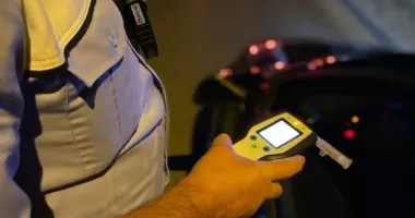 Stire din Eveniment : Șofer în prag de comă alcoolică, prins fără permis după ce conducea haotic pe stradă