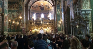 GALERIE FOTO / LACRIMI ȘI DURERE LA CĂPĂTÂIUL LUI VIRGIL COMAN / Sute de persoane îl vor conduce pe ultimul drum - 2