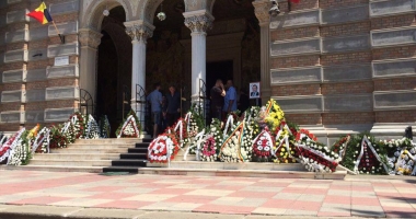 GALERIE FOTO / LACRIMI ȘI DURERE LA CĂPĂTÂIUL LUI VIRGIL COMAN / Sute de persoane îl vor conduce pe ultimul drum - 5