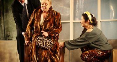 Stire din Social : Comedia "Desculț în parc" revine pe scena Teatrului de Stat