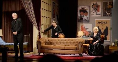 Stire din Cultură-Educație : Actrița Carmen Tănase revine pe scena Casei de Cultură, în comedia ”Plătesc în avans”