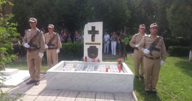 Galerie foto / Militarii căzuți la datorie în accidental aviatic de la Tuzla, comemorați de colegi și părinți - 3