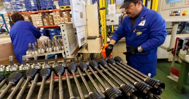 Iată cu cât au crescut comenzile noi din industrie