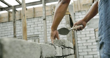 Stire din Economie : Comenzile populației  îi salvează pe constructori