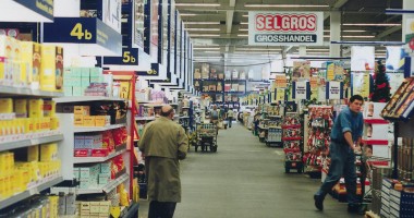 Stire din Economie : Comerțul a făcut pasul înapoi în 2013