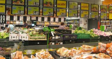 Stire din Economie : Comerțul cu alimente a profitat de reducerea TVA