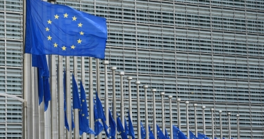 Stire din Actualitate : Comisia  Europeană cere Poloniei să suspende reformele  din justiție