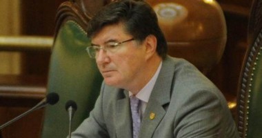Stire din Politică-Administrație : Comisia de revizuire a Constituției își reia activitatea miercurea viitoare