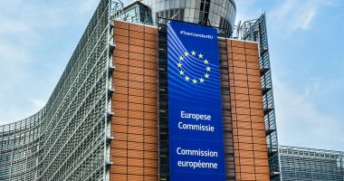 Stire din Economie : Comisia Europeană a adoptat o serie de măsuri privind creşterea preţului la energie