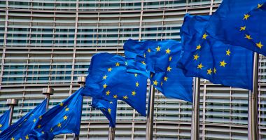 Stire din Economie : Comisia Europeană a atras 17 miliarde de euro  pentru protejarea locurilor de muncă