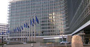 Stire din Economie : Comisia Europeană a redus estimarea de creştere a economiei României pentru 2024 de la 3,3% la 1,4%