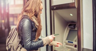 Stire din Economie : Băncile au reintrodus comisionare la retragerea banilor cash din bancomatele proprii