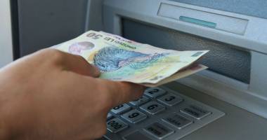 Primești salariu pe card? Iată câți bani își opresc băncile din simbria ta - 2