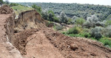 Pericol la Cumpăna. Alunecările de teren, la câțiva metri de casele oamenilor. "Se ia în calcul evacuarea" - 2