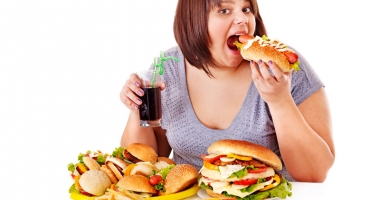 Stire din Diverse : Comportamente care demonstrează că suferiți de compulsie alimentară. Cere ajutor!