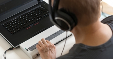 Stire din Social : Ai un calculator vechi?  Donează-l unei persoane nevăzătoare!