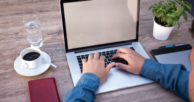 Stire din Economie : Computerul și internetul, prezente în peste 65% din gospodăriile românilor
