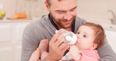 Stire din Social : Propunere legislativă. Concediul paternal ar putea crește de la 5 la 7 zile