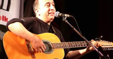 Stire din Cultură-Educație : "Nebunul de alb", în concert la El Comandante