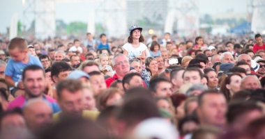 Stire din Cultură-Educație : Trei zile  de concerte  și distracție,  pe plaja dintre  Venus și Saturn