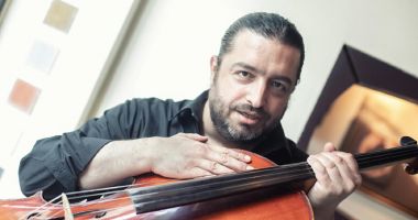 Stire din Diverse : Naidin își aduce vioara în Vama Veche
