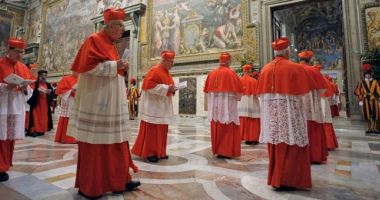 Stire din Actualitate : Cine va fi noul papă? Cardinalii se reunesc pentru a-l alege în cel mai mare secret pe viitorul pontif